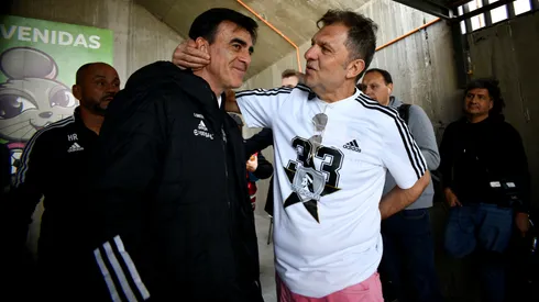 Aníbal Mosa le hace un cariñito a Gustavo Quinteros por su continuidad en Colo Colo.