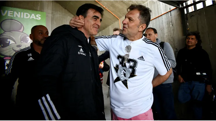 Aníbal Mosa le hace un cariñito a Gustavo Quinteros por su continuidad en Colo Colo.