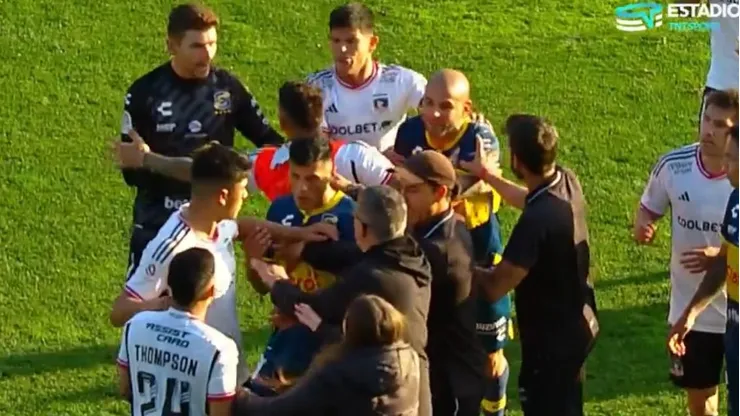 Sebastián Sáez terminó ofuscado con Jordhy Thompson tras la derrota de Everton vs. Colo Colo.
