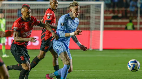 Esta vez Arturo Vidal recibe a Ronnie Fernández en Brasil.