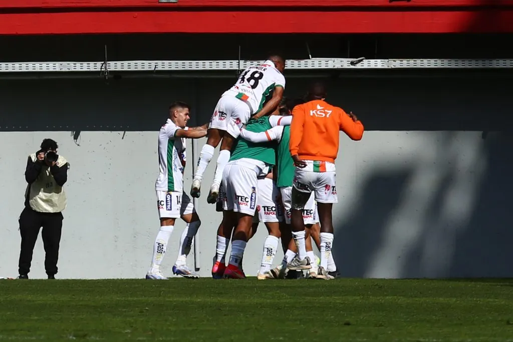 César Munder fue la punta de la pirámide humana de Cobresal tras el gol de Leonardo Valencia. (Mauricio Ulloa/Photosport).