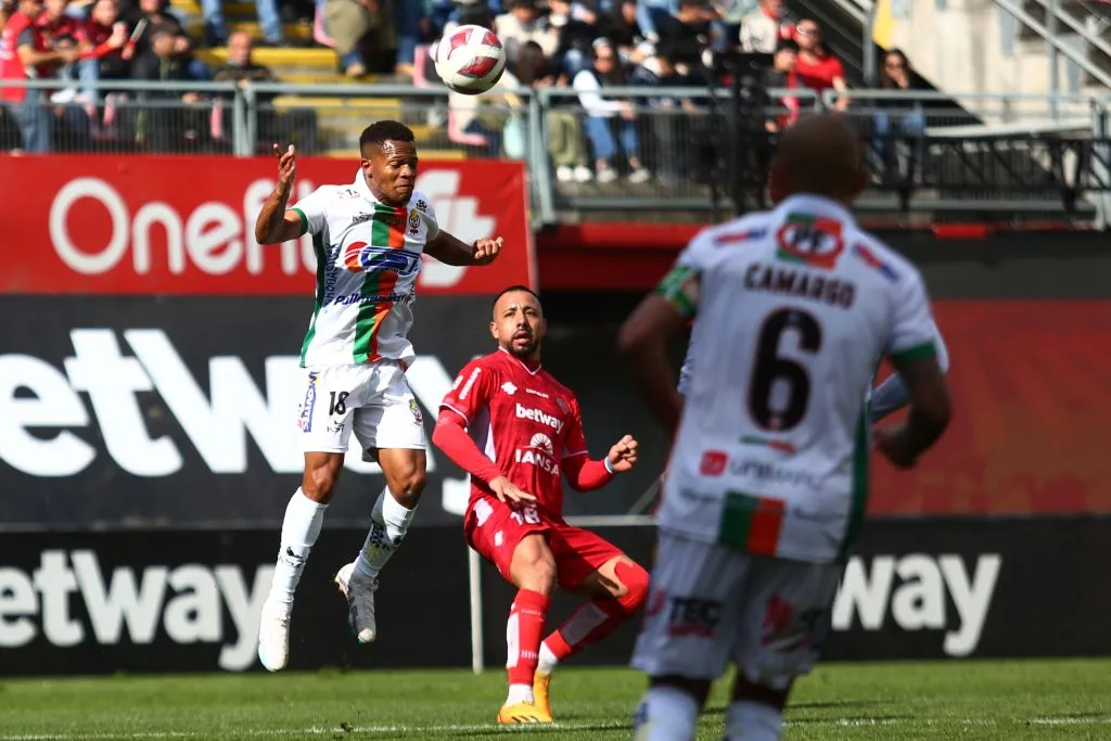 César Munder en acción ante Ñublense. Jugó todo el 2T y se anotó con un gol y una asistencia. (Mauricio Ulloa/Photosport).