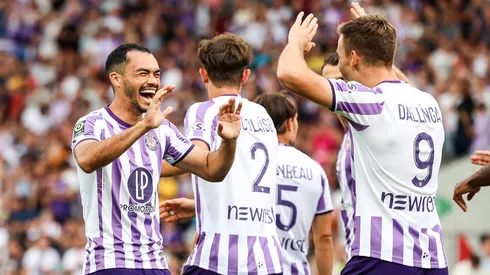 Gabriel Suazo celebrando junto a Thijs Dallinga el gol ante la Roma de Mourinho.