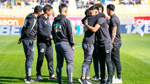 Joan Cruz no se olvidó de sus amigos albos y los fue a saludar en la previa del duelo entre Everton y Colo Colo.