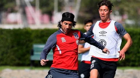 Felipe Loyola marca a Jaime Valdés en una práctica de Colo Colo. Por estos días, el Pipe vive un presente goleador.