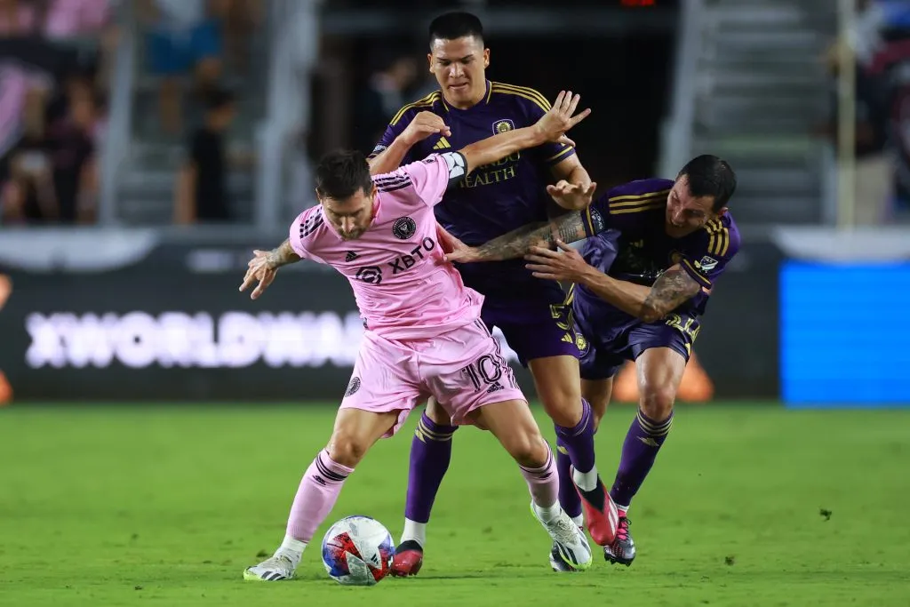 Lionel Messi nuevamente está en la polémica por los arbitrajes a sus equipos. Foto: Getty Images.