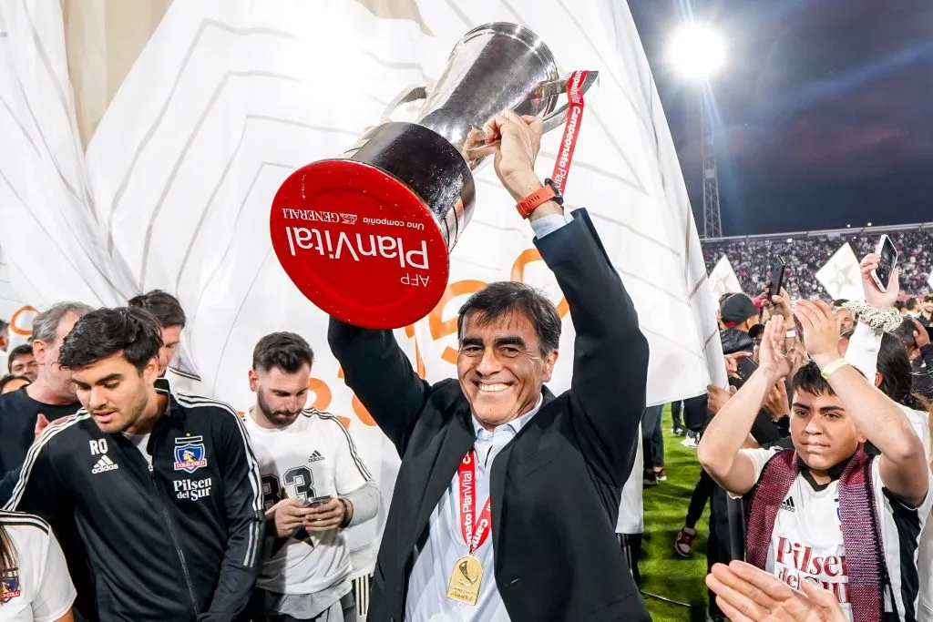 Pese a ganar algunos títulos en la banca de Colo Colo, la gran deuda de Gustavo Quinteros sigue siendo en el ámbito internacional. | Foto: Guillermo Salazar.