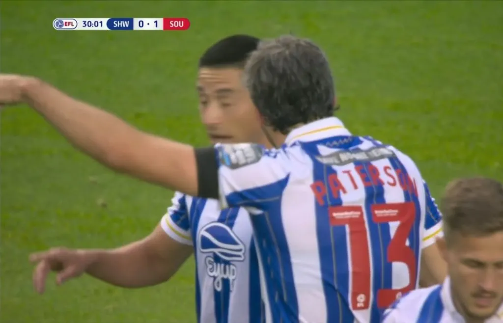 Callum Paterson empapelando a Juan Delgado (Captura)