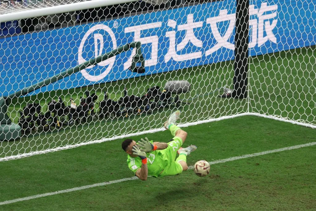 Emiliano Martínez agigantó su figura en el Mundial de Qatar 2022 gracias a sus atajadas en los penales. | Foto: Getty Images. 