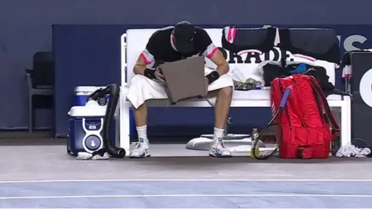 El Príncipe no aguantó más y vomitó en el tercer set ante Tsitsipas.
