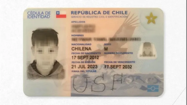 Un pequeño hincha de San Felipe hace su firma en honor al club.