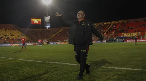 Ronald Fuentes saca la metralleta y le pega nuevamente al arbitraje