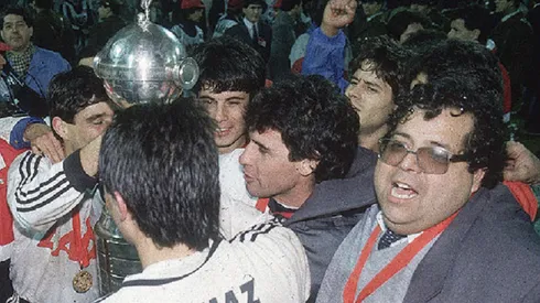 Jorge Vergara se ve con lentes y un collar rojo.