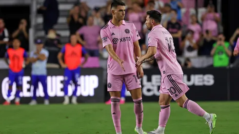 Robbie Robinson recibiendo a Lionel Messi en su debut con Inter Miami.