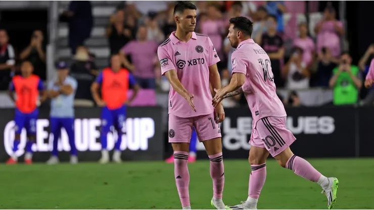 Robbie Robinson recibiendo a Lionel Messi en su debut con Inter Miami.