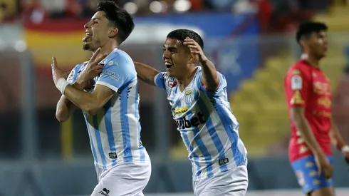 Thomas Jones festeja uno de los goles de Magallanes ante Unión Española.