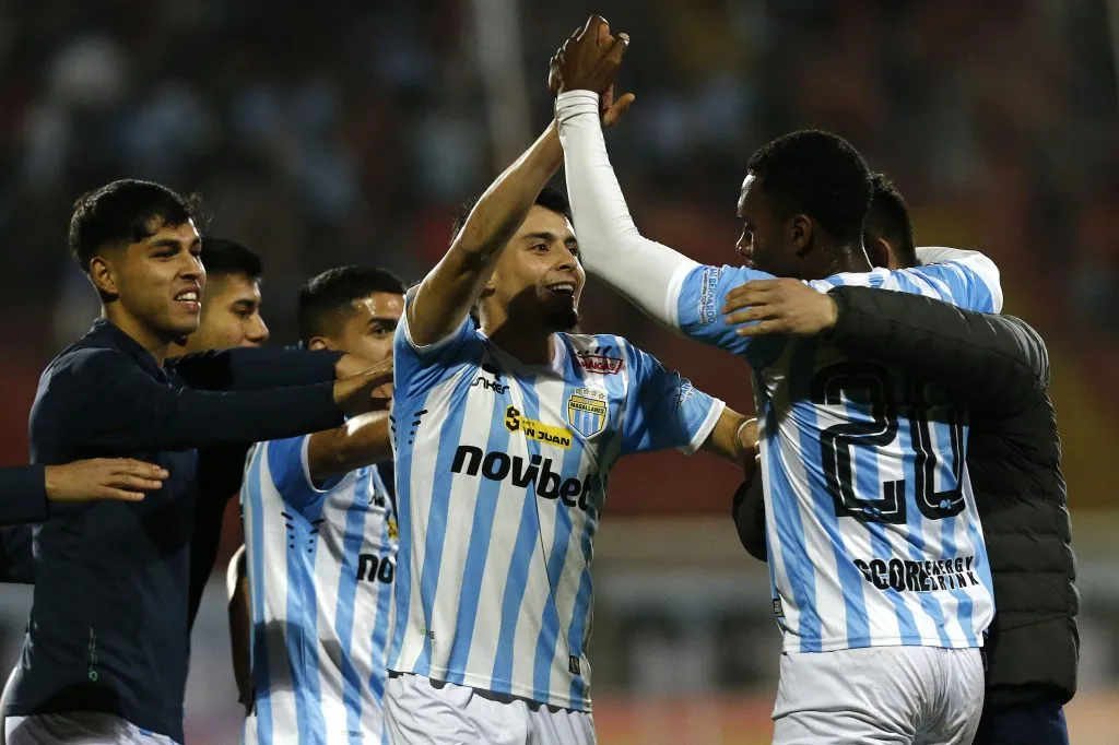 Thomas Jones festejó así con el asistidor, el colombiano Yeiler Góez. (Javier Salvo/Photosport).