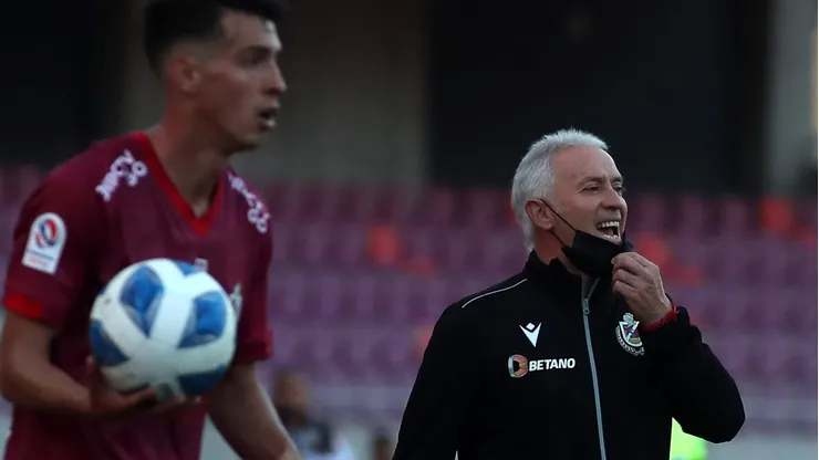 Ivo Basay demandó a Deportes La Serena por 300 millones de pesos, según Guarello.