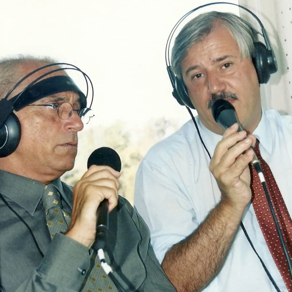 Alejandro Fabbri con su característico bigote junto a su inseparable compañero relator Walter Nelson.