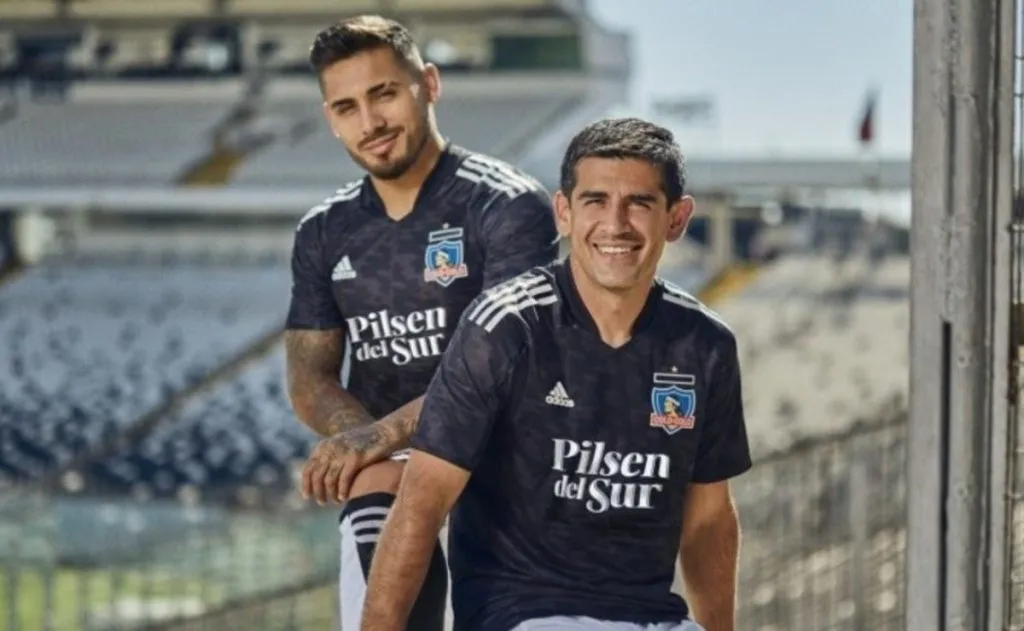 También Bolados modeló la camiseta de Colo Colo visitante del 2021.