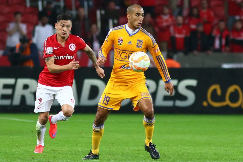 Charles Aránguiz en la Copa Libertadores 2015. Inter de Porto Alegre cayó en la semifinal ante Tigres de México. En la imagen, el Principe persigue al argentino Guido Pizarro. (Lucas Uebel/Getty Images).