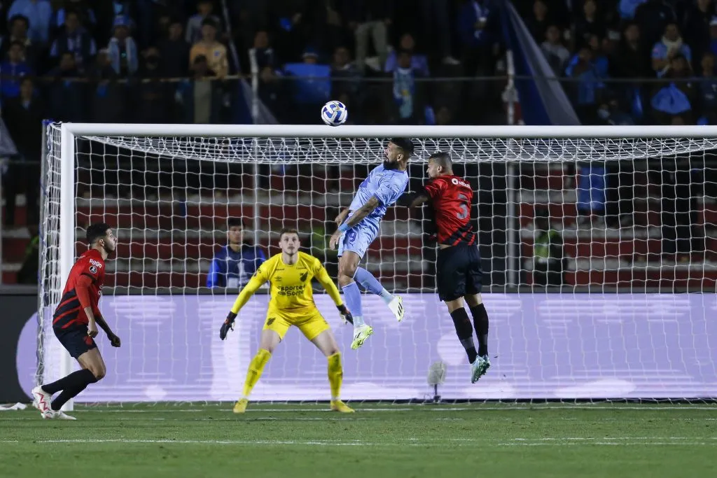 El gran salto de Ronnie Fernández para el segundo gol del Bolívar. Foto: Gaston Brito Miserocchi/Getty Images