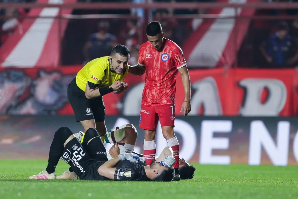 Otro diálogo de Piero Maza con Alexis Martín Arias, el ex arquero de La Calera y O’Higgins que fue expulsado en los octavos de final de ida de la Copa Libertadores. (Daniel Jayo/Getty Images).