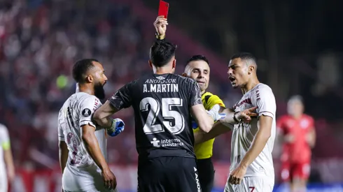 Piero Maza expulsó a Alexis Martín Arias en el partido de Argentinos Juniors vs. Fluminense.