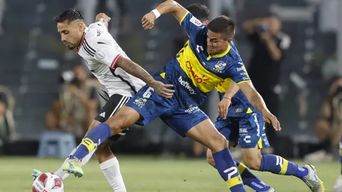 Álvaro Madrid lucha un balón ante Marcos Bolados, duelo que perfectamente podría repetirse en el duelo de Everton ante Colo Colo en Viña del Mar.