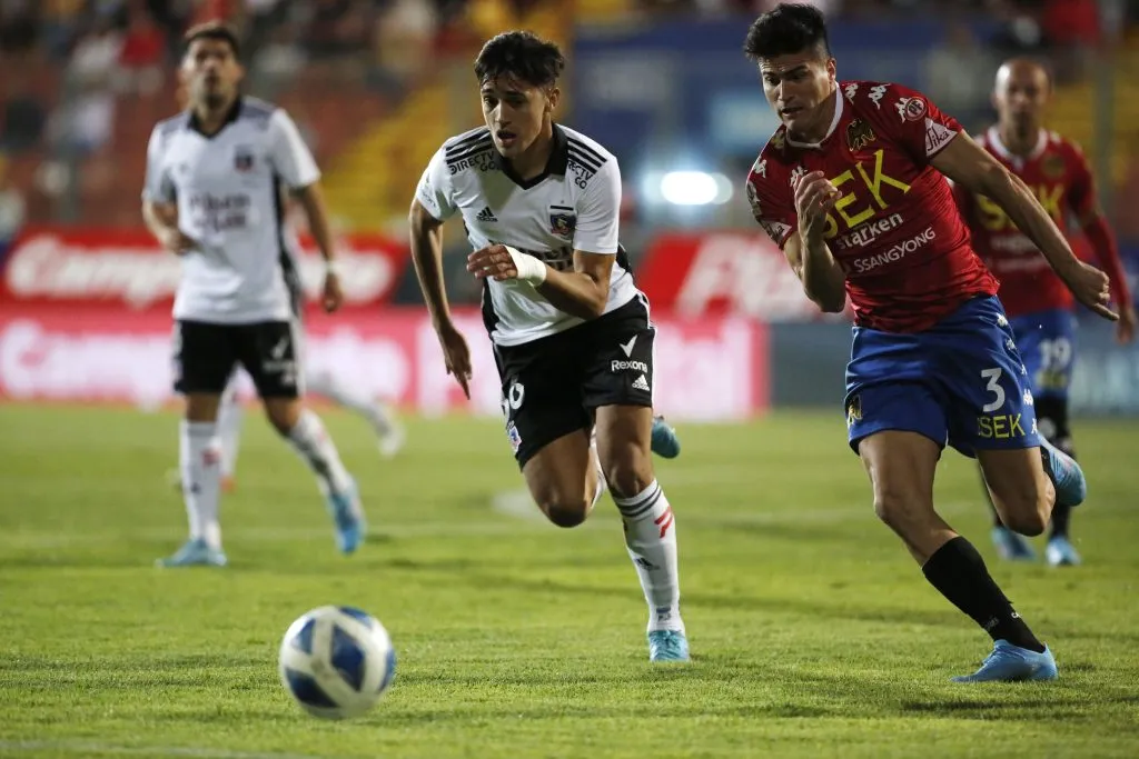 A propósito de Pablo Solari, un duelo de Thomas Galdames contra el Pibe en un partido entre Unión Española vs. Colo Colo. (Jonnathan Oyarzún/Photosport).