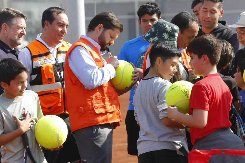 Boric firmó pelotas como toda una estrella del ATP. | Foto: Photosport