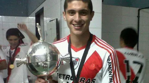 Leandro Garate posa con la Copa Libertadores que ganó con River Plate, club del que es hincha fanático.