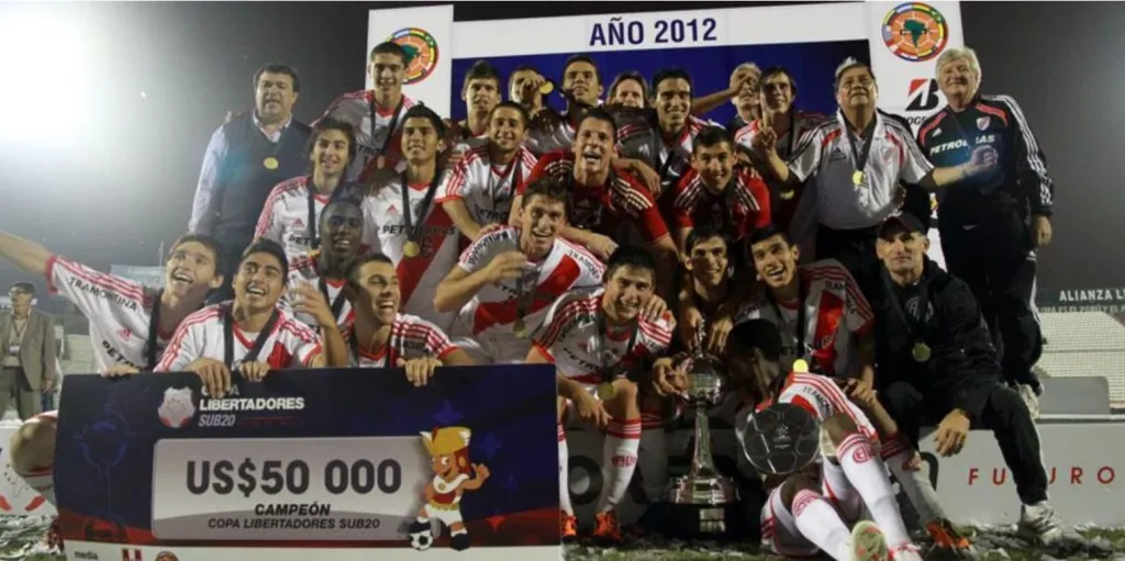 Leandro Garate tapa el logo de la Conmebol que está a la izquierda tras el título de River Plate en la Copa Libertadores Sub 20 de 2012.