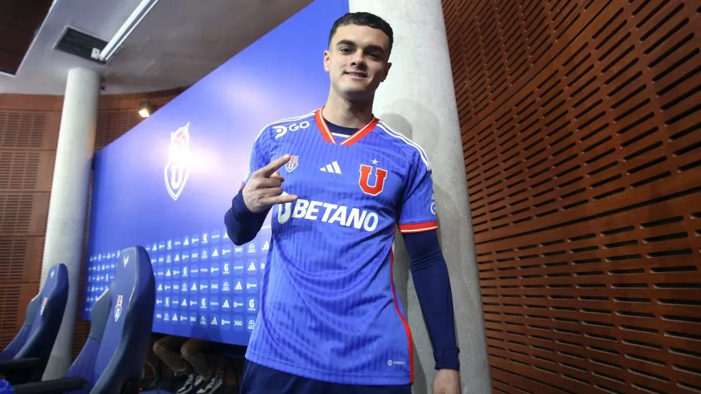 Vicente Fernández fue presentado en la U junto al director deportivo Manuel Mayo.