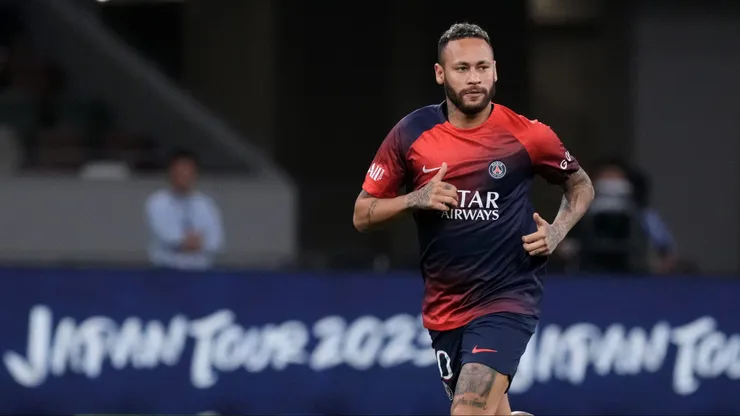 Neymar solo ha mirado los partidos desde la banca