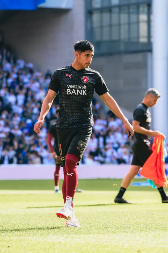 Darío Osorio en el calentamiento de su equipo. (Foto: FC Midtjylland).