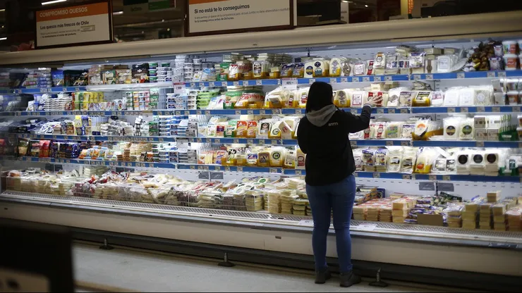 Persona comprando en un supermercado.