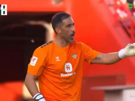 VIDEO: Claudio Bravo pone toda su experiencia al servicio del Betis