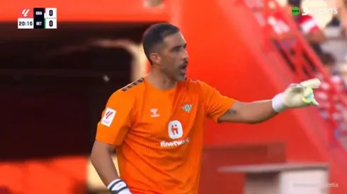 El histórico arquero chileno se lució en el empate del Betis.