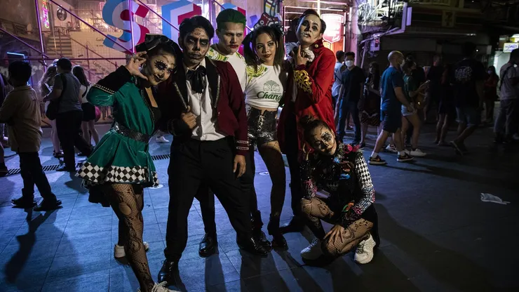 Personas celebran Halloween
