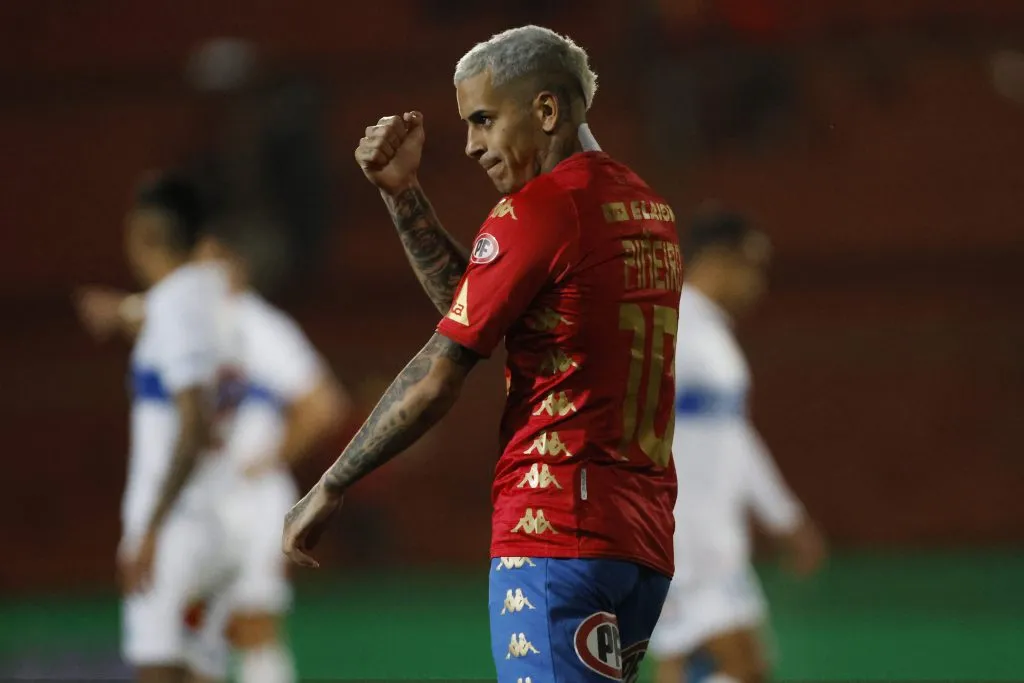 Rodrigo Piñeiro festeja un gol que le anotó a Universidad Católica. (Marcelo Hernández/Photosport).