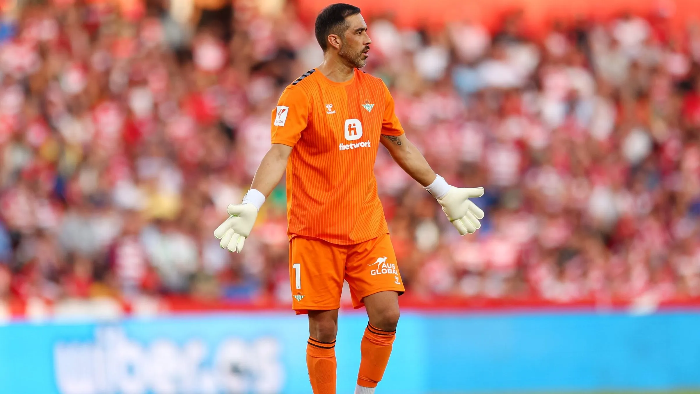 Claudio Bravo fue titular y jugó un partidazo para salvar al Betis de la derrota. Foto: Getty Images.