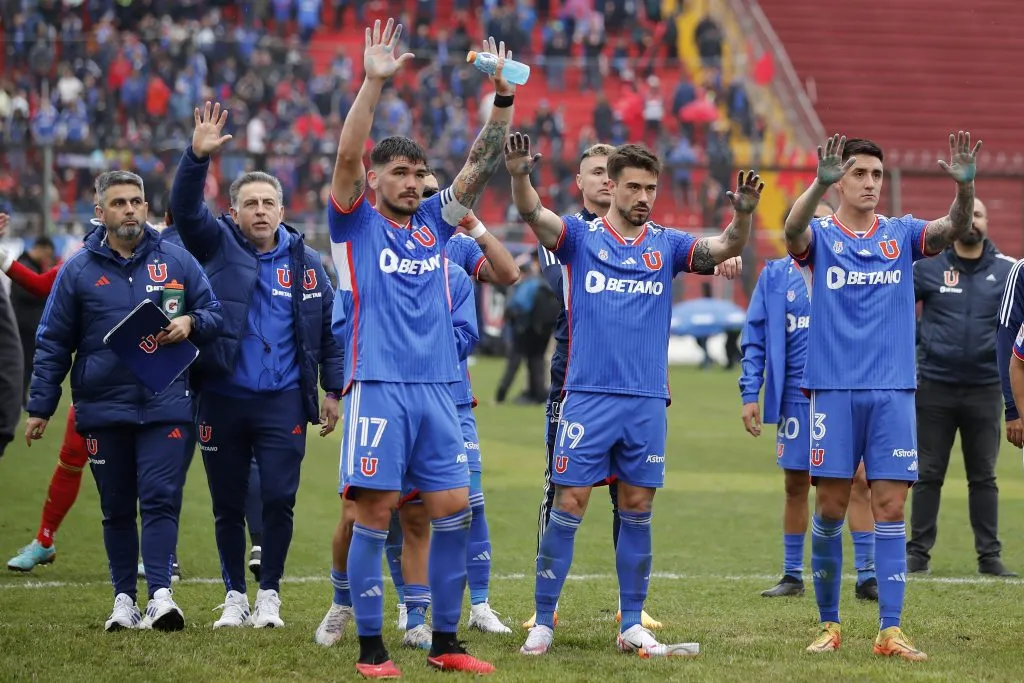 Los azules evalúan el plan de acción para ese encuentro en Santa Laura. Foto: Felipe Zanca/Photosport
