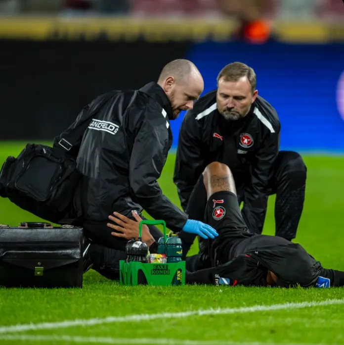 El brasileño Marrony recibe la atención médica en el FC Midtjylland. Sufrió una lesión gravísima y estará casi un año de baja. (Foto: Midtjylland).
