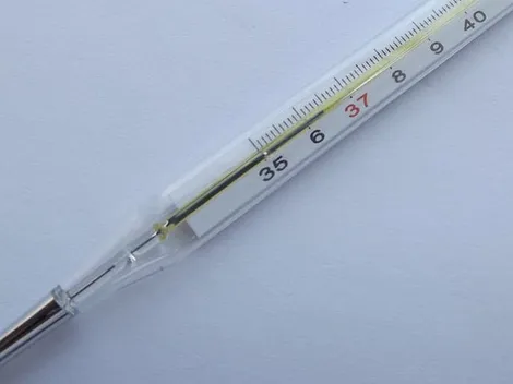 Impactante video que muestra cómo se rompe un termométro de mercurio