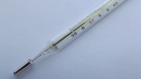 Impactante video que muestra cómo se rompe un termométro de mercurio.