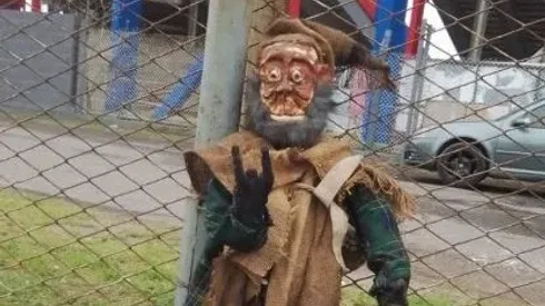 Uno de los muñecos que apareció en el estadio de San Lorenzo.