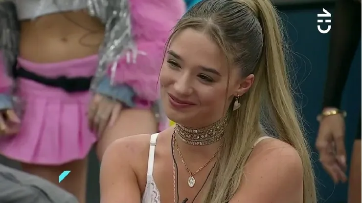 Alessia responde si le gusta más Bambino o Rai.