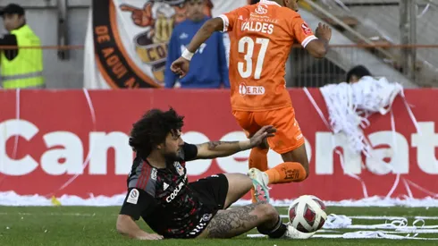 Peluca Falcón lucha un balón con Bastián Valdés, quien ofreció un buen nivel ante Erick Wiemberg.