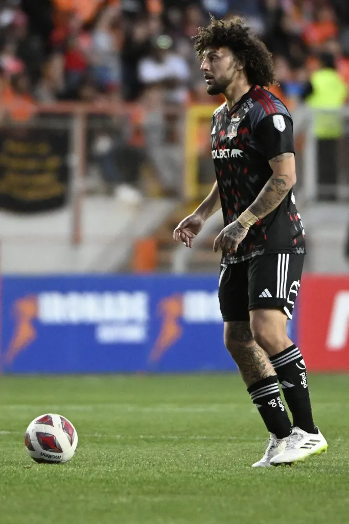 Maxi Falcón en acción en el duelo de ida por la semifinal de la Copa Chile entre Cobreloa y Colo Colo. (Pedro Tapia/Photosport).